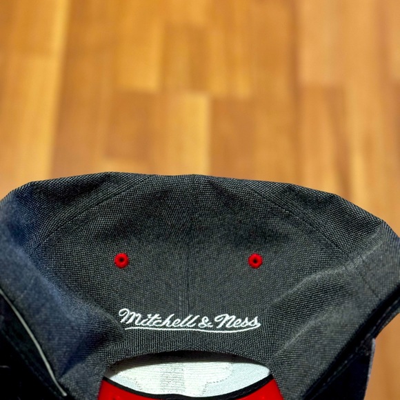 Limited Edition Grey Chicago Bulls Mitchell & Ness SnapBack Hat - Picture 2 of 2